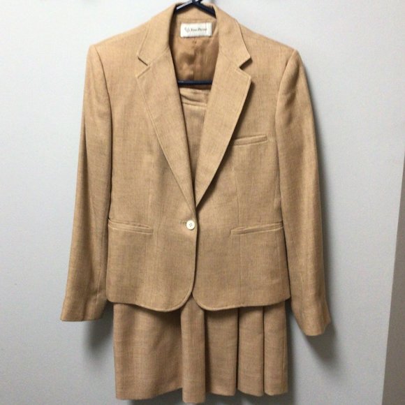 Evan Picone - Vintage tan skirt & jacket suit - Picture 5 of 13